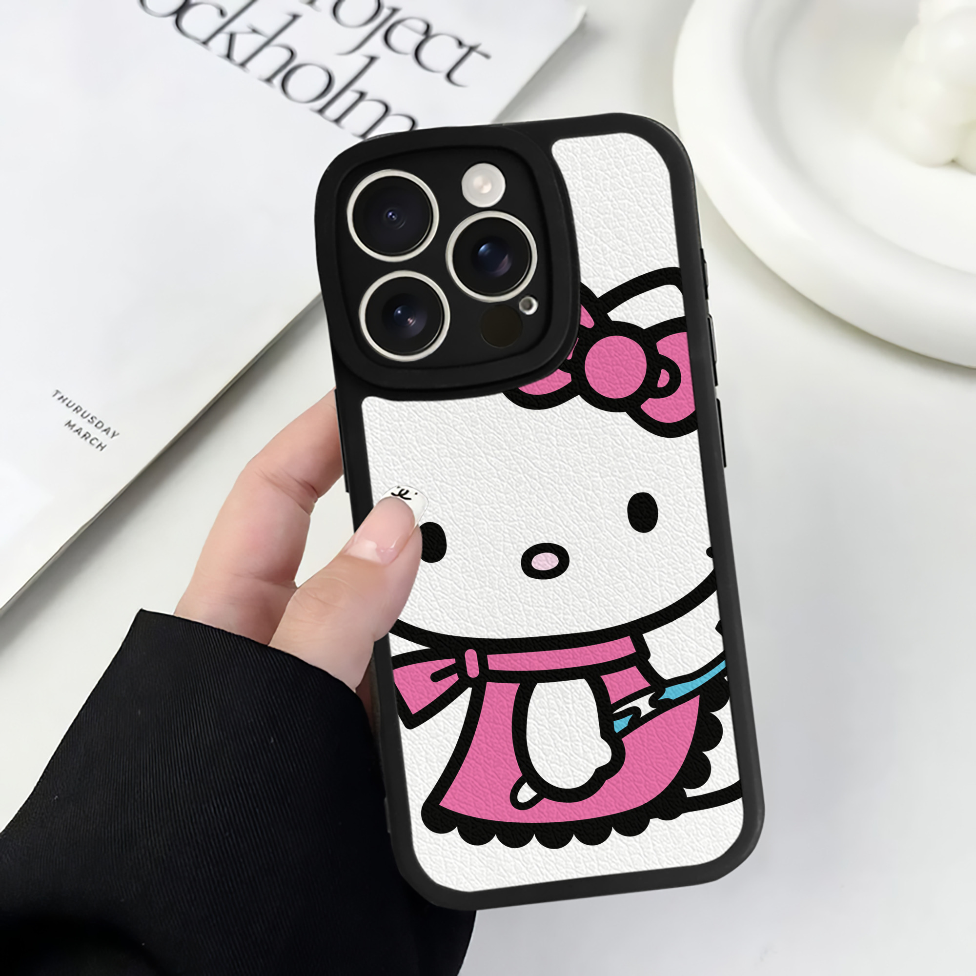 （画像用） Hello Kitty ハローキティ 【iPhone 16シリーズ対応】シリコンスマホケース（レザー調） 材質：シリコン